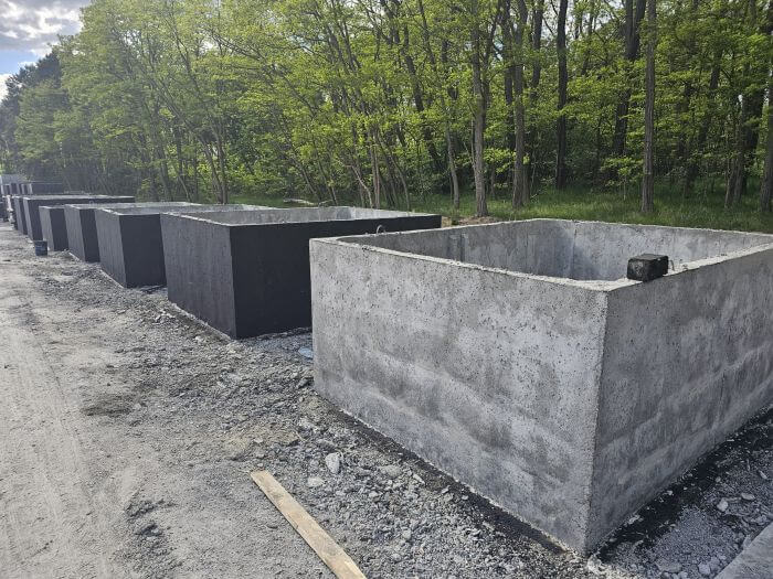 Plac produkcyjny z szambami betonowymi Kazimierz Dolny gotowymi do transportu